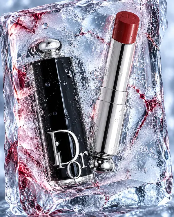 Помада Dior вмёрзла в глыбу льда с алыми прожилками